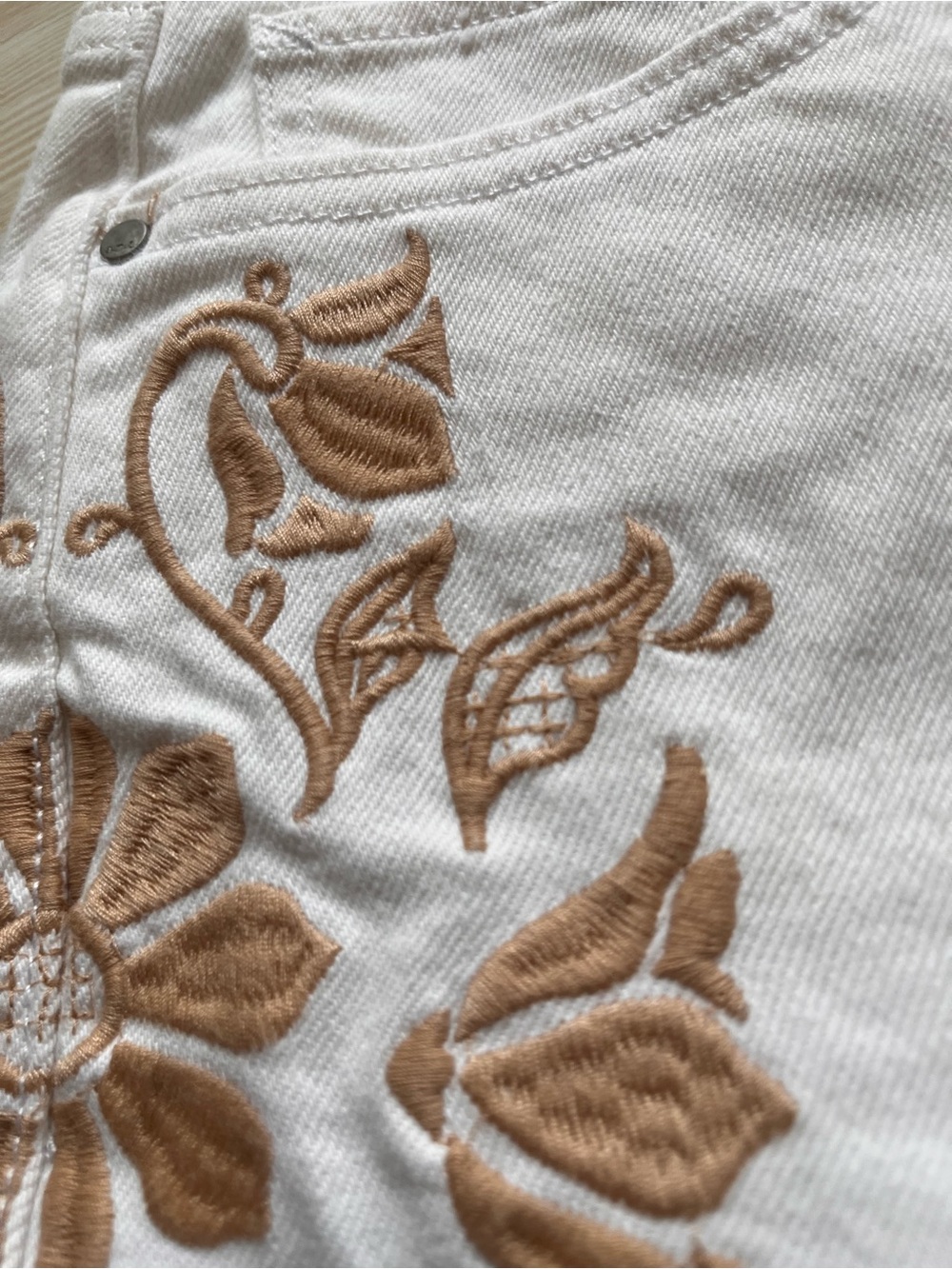 a.n.a Cream Denim Shorts y with Tan Floral Embroidery - Picture 6 of 8
